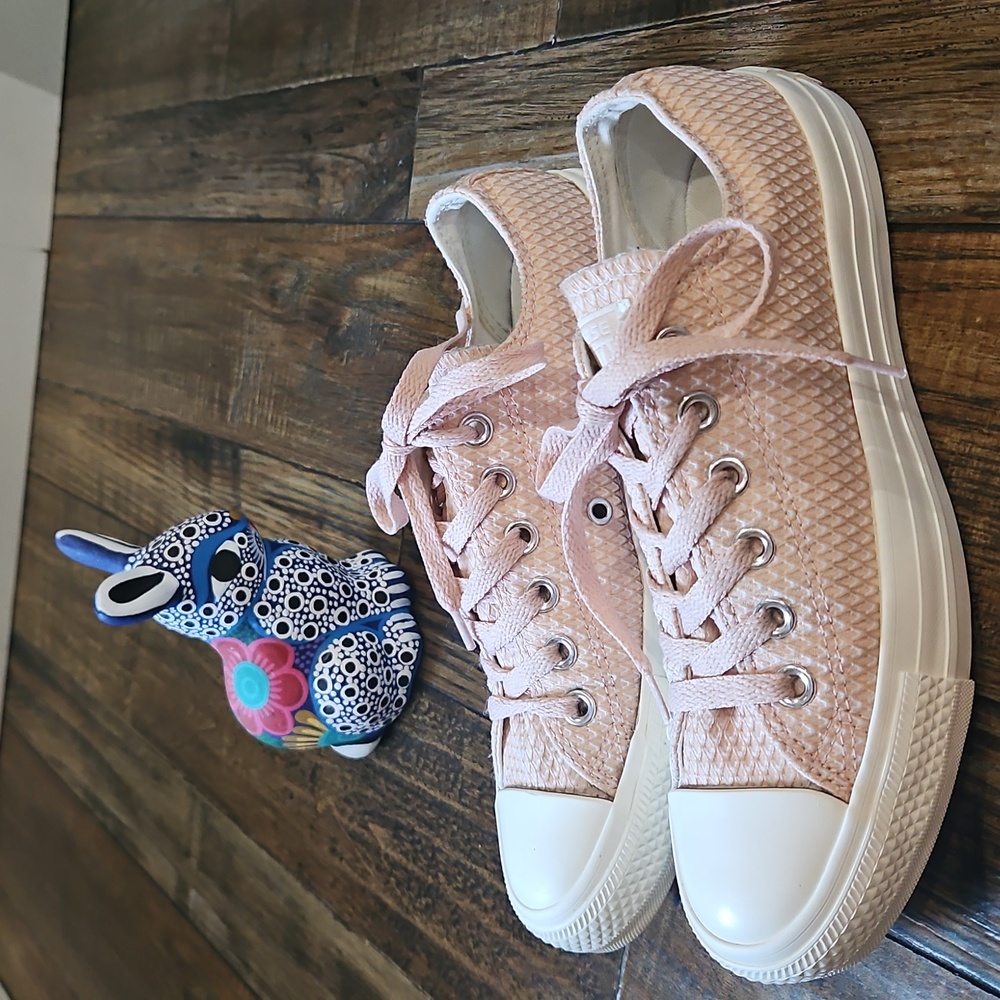 New Converse All☆Star Women's Light‎ Pink Textured Low-Top Sneakers.